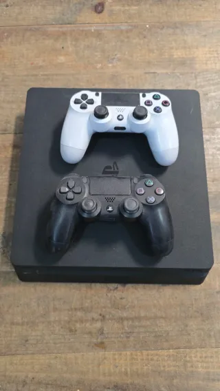 PS4 (Playstation 4) con 2 controller