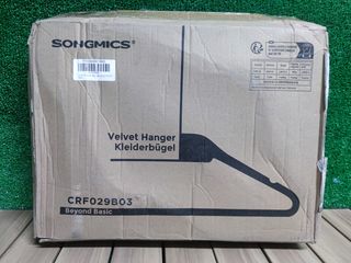 SONGMICS Perchas de Terciopelo, Juego de 30 Piezas, Antideslizantes, Ranuras para Hombros, Barra para Pantalones, Gancho Giratorio 360°, 0,6 cm de Grosor, 43 cm Largo, Negro CRF029B03