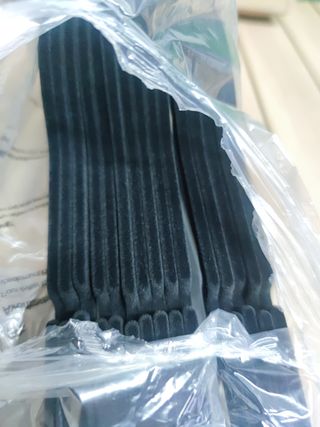 SONGMICS Perchas de Terciopelo, Juego de 30 Piezas, Antideslizantes, Ranuras para Hombros, Barra para Pantalones, Gancho Giratorio 360°, 0,6 cm de Grosor, 43 cm Largo, Negro CRF029B03