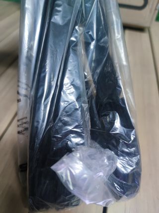 SONGMICS Perchas de Terciopelo, Juego de 30 Piezas, Antideslizantes, Ranuras para Hombros, Barra para Pantalones, Gancho Giratorio 360°, 0,6 cm de Grosor, 43 cm Largo, Negro CRF029B03