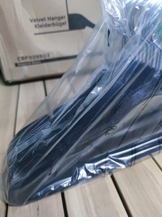 SONGMICS Perchas de Terciopelo, Juego de 30 Piezas, Antideslizantes, Ranuras para Hombros, Barra para Pantalones, Gancho Giratorio 360°, 0,6 cm de Grosor, 43 cm Largo, Negro CRF029B03