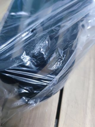 SONGMICS Perchas de Terciopelo, Juego de 30 Piezas, Antideslizantes, Ranuras para Hombros, Barra para Pantalones, Gancho Giratorio 360°, 0,6 cm de Grosor, 43 cm Largo, Negro CRF029B03