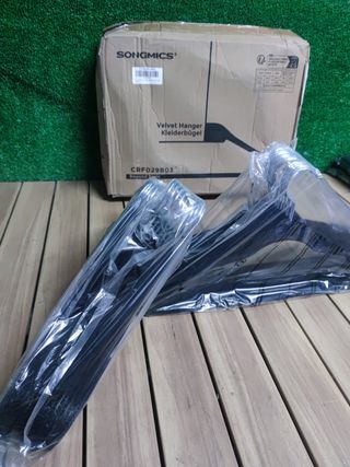 SONGMICS Perchas de Terciopelo, Juego de 30 Piezas, Antideslizantes, Ranuras para Hombros, Barra para Pantalones, Gancho Giratorio 360°, 0,6 cm de Grosor, 43 cm Largo, Negro CRF029B03