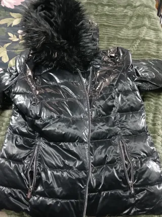 Giubbino nero con pelliccia sintetica