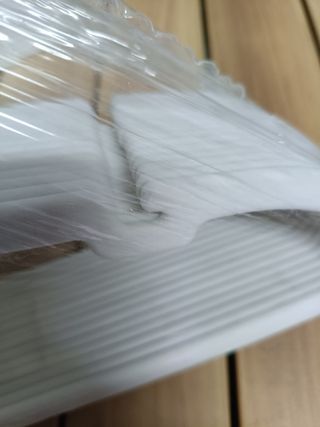 SONGMICS Perchas de Terciopelo, Juego de 30 Piezas, Antideslizantes, Ranuras para Hombros, Barra para Pantalones, Gancho Giratorio 360°, 0,6 cm de Grosor, 43 cm Largo, Blanco CRF029W03