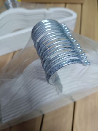 SONGMICS Perchas de Terciopelo, Juego de 30 Piezas, Antideslizantes, Ranuras para Hombros, Barra para Pantalones, Gancho Giratorio 360°, 0,6 cm de Grosor, 43 cm Largo, Blanco CRF029W03