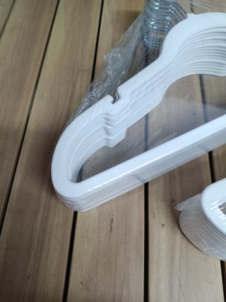 SONGMICS Perchas de Terciopelo, Juego de 30 Piezas, Antideslizantes, Ranuras para Hombros, Barra para Pantalones, Gancho Giratorio 360°, 0,6 cm de Grosor, 43 cm Largo, Blanco CRF029W03