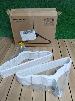 SONGMICS Perchas de Terciopelo, Juego de 30 Piezas, Antideslizantes, Ranuras para Hombros, Barra para Pantalones, Gancho Giratorio 360°, 0,6 cm de Grosor, 43 cm Largo, Blanco CRF029W03