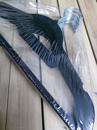 SONGMICS Percha de Terciopelo, Juego de 20, Antideslizantes, con Barra Corbata y Gancho Giratorio 360°, 0,6 cm Espesor, Ahorra Espacio, 43,5 cm Largo, para Abrigo Pantalón, Negro Tinta CRF20B