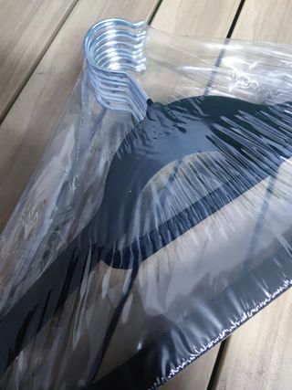 SONGMICS Percha de Terciopelo, Juego de 20, Antideslizantes, con Barra Corbata y Gancho Giratorio 360°, 0,6 cm Espesor, Ahorra Espacio, 43,5 cm Largo, para Abrigo Pantalón, Negro Tinta CRF20B