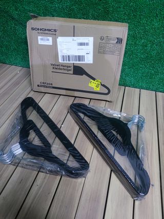 SONGMICS Percha de Terciopelo, Juego de 20, Antideslizantes, con Barra Corbata y Gancho Giratorio 360°, 0,6 cm Espesor, Ahorra Espacio, 43,5 cm Largo, para Abrigo Pantalón, Negro Tinta CRF20B