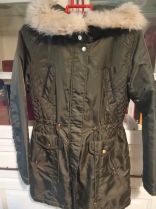 Parka verde con capucha y pelo