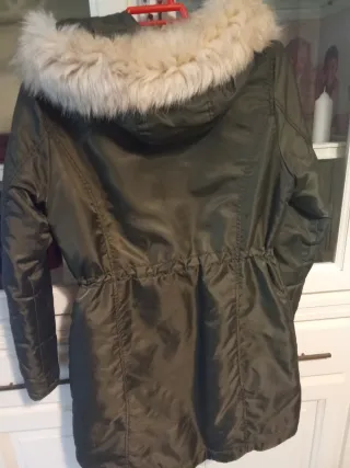 Parka verde con capucha y pelo