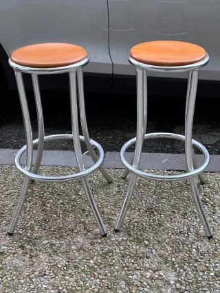 Conjunto mesa alta + 2 sillas altas + 2 taburetes.