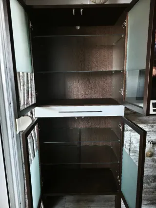 Vitrina de madera con puertas de cristal