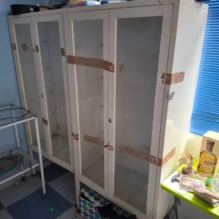 Vitrinas de farmacia de cristal y metal