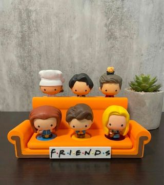 Bonecos Friends no Sofá