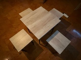 Conjunto Mesa y 4 Taburetes Madera y Metal.