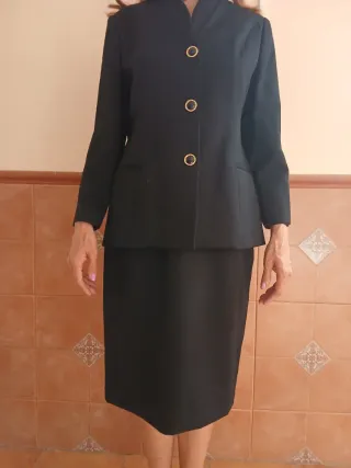 Traje clasico. chaqueta y falda negro