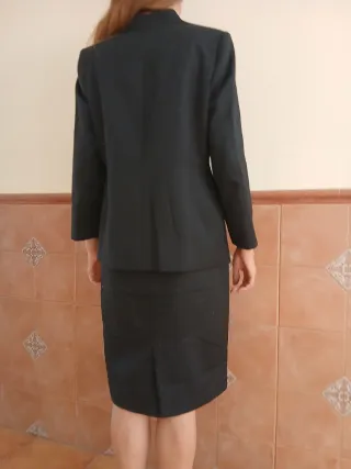 Traje clasico. chaqueta y falda negro