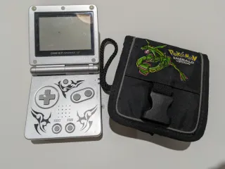 Game Boy Advance SP + Funda Pokémon
