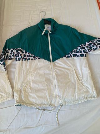 Chaqueta Bershka verde y beige