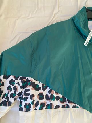 Chaqueta Bershka verde y beige