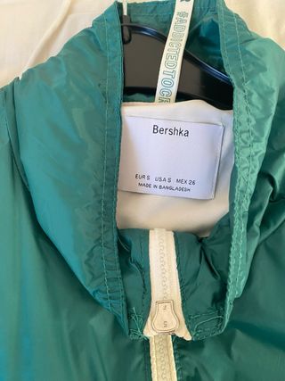 Chaqueta Bershka verde y beige