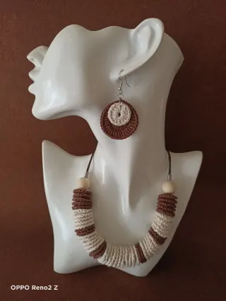 Set di gioielli all'uncinetto beige e marrone