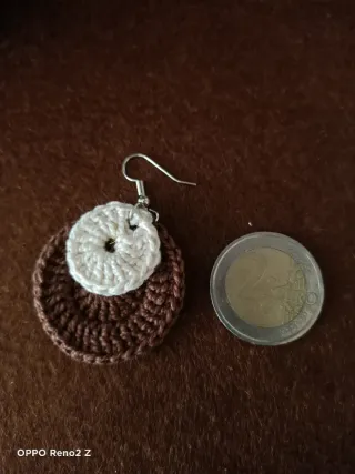 Set di gioielli all'uncinetto beige e marrone