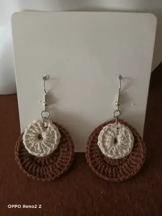 Set di gioielli all'uncinetto beige e marrone