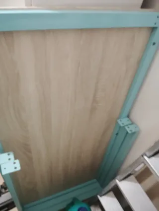 Mesa de escritorio de madera color beige