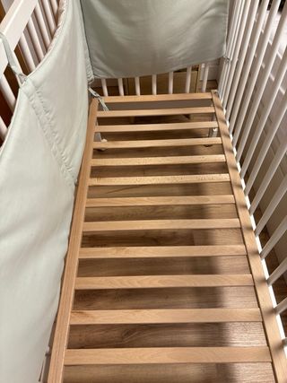 Cuna blanca con colchón, ropa de cama y antigolpes