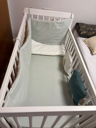 Cuna blanca con colchón, ropa de cama y antigolpes
