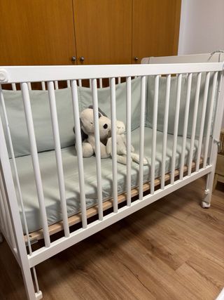 Cuna blanca con colchón, ropa de cama y antigolpes