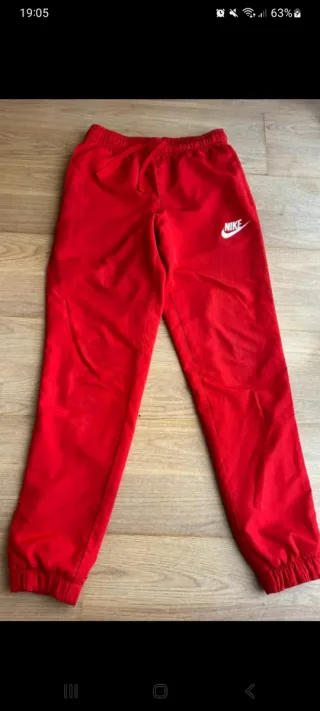 Conjunto deportivo Nike rojo