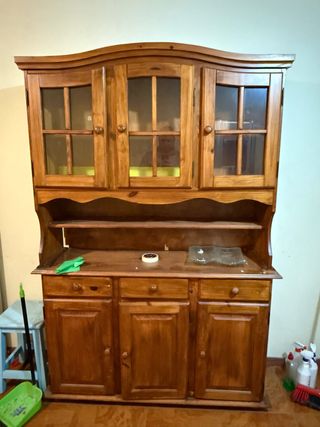 Mueble aparador de madera y cristal