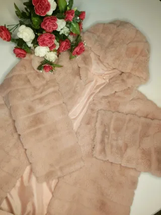Abrigo / Chaqueta de pelo rosa