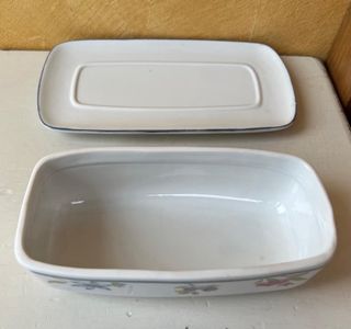 Burriera in porcellana con fiori