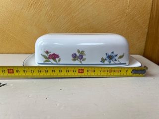 Burriera in porcellana con fiori