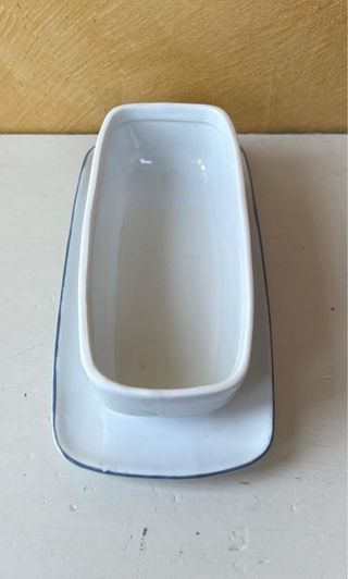 Burriera in porcellana con fiori