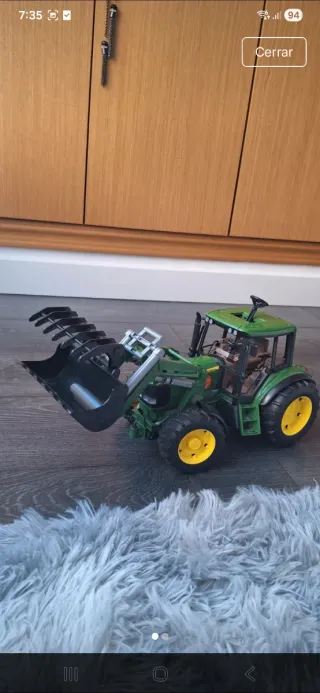 Tractor de juguete verde con pala