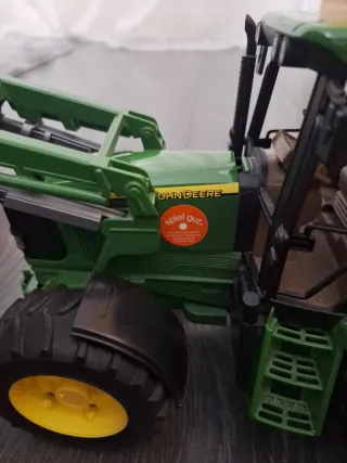 Tractor de juguete verde con pala