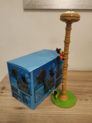 Figura Goku Escalando Torre Karin