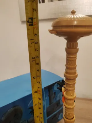 Figura Goku Escalando Torre Karin
