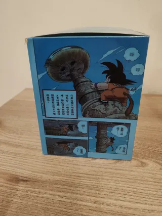 Figura Goku Escalando Torre Karin