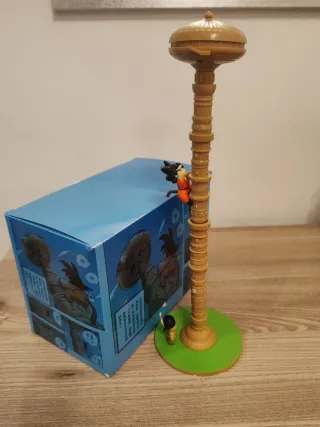 Figura Goku Escalando Torre Karin
