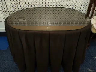 Mesa redonda con dos enaguilla sin cristal