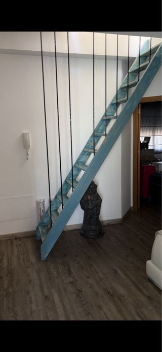 Bonita escalera de madera maciza