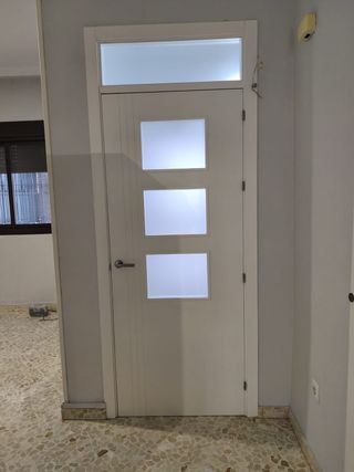 Puerta de interior blanca con cristal
